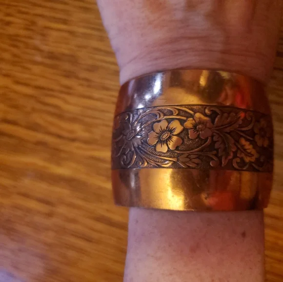 Copper bracelet cuff with flowers etched & beautifully engraved down center! - Picture 5 of 5